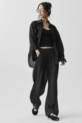 Halbtransparente „Golden Hour“-High-Waist-Geradbein-Hose – Schwarz