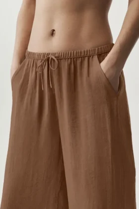 Halbtransparente „Golden Hour“-Hose mit High-Waist und geradem Bein – Sun Kissed Brown