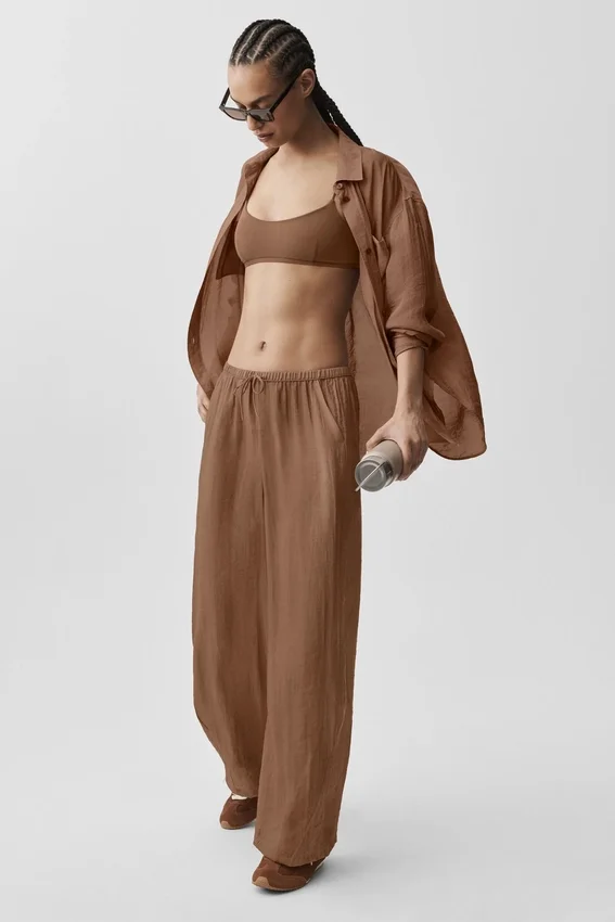 Halbtransparente „Golden Hour“-Hose mit High-Waist und geradem Bein – Sun Kissed Brown