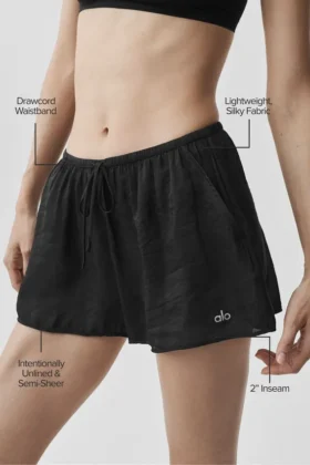Halbtransparente „Golden Hour“-Shorts mit mittlerer Leibhöhe – Schwarz