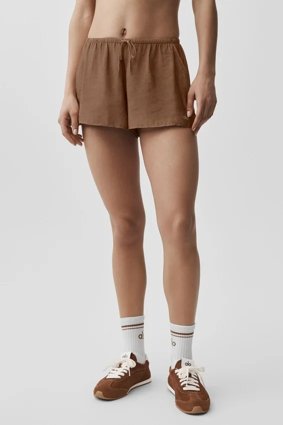 Halbtransparente „Golden Hour“-Shorts mit mittlerer Leibhöhe – Sun Kissed Brown