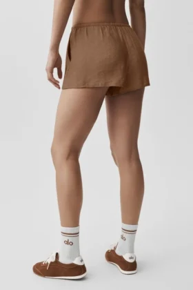 Halbtransparente „Golden Hour“-Shorts mit mittlerer Leibhöhe – Sun Kissed Brown