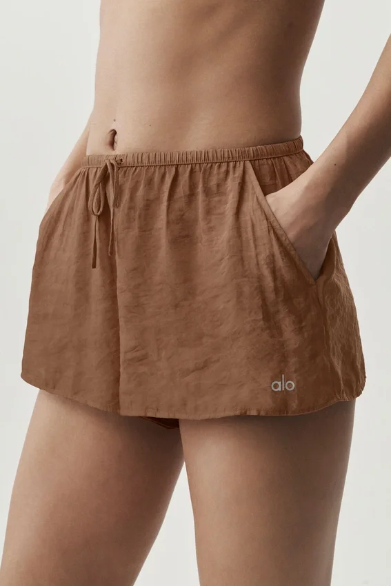 Halbtransparente „Golden Hour“-Shorts mit mittlerer Leibhöhe – Sun Kissed Brown