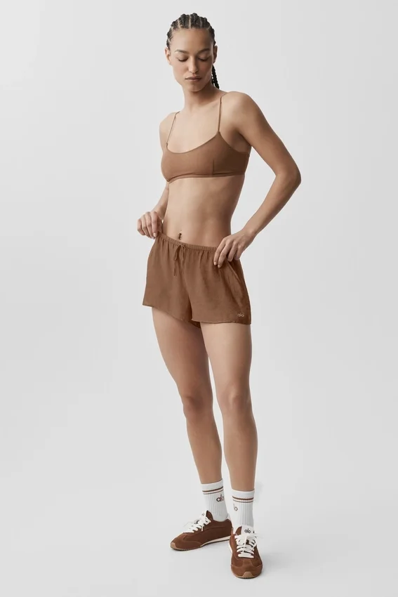 Halbtransparente „Golden Hour“-Shorts mit mittlerer Leibhöhe – Sun Kissed Brown