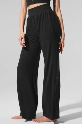 Halbtransparente, zarte Lounge-Hose mit ausgestelltem Bein – Schwarz