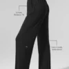 Halbtransparente, zarte Lounge-Hose mit ausgestelltem Bein – Schwarz