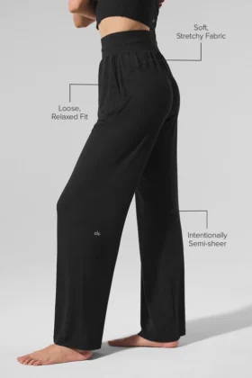 Halbtransparente, zarte Lounge-Hose mit ausgestelltem Bein – Schwarz