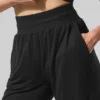 Halbtransparente, zarte Lounge-Hose mit ausgestelltem Bein – Schwarz