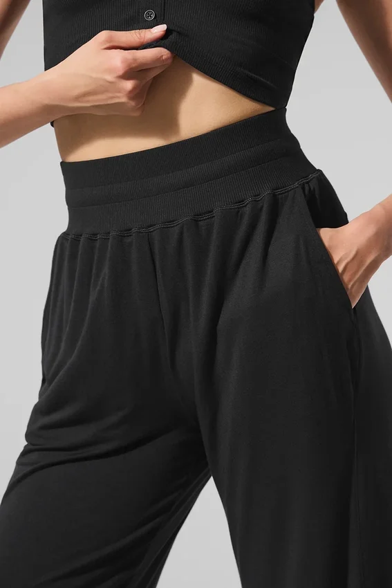 Halbtransparente, zarte Lounge-Hose mit ausgestelltem Bein – Schwarz