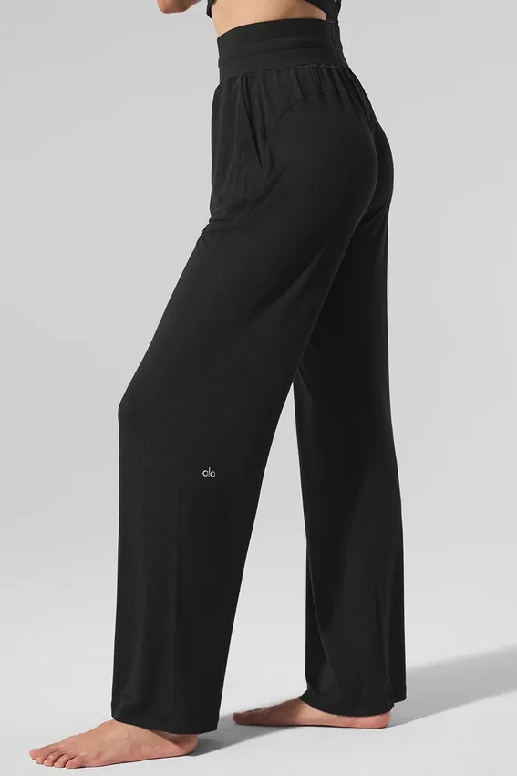 Halbtransparente, zarte Lounge-Hose mit ausgestelltem Bein – Schwarz