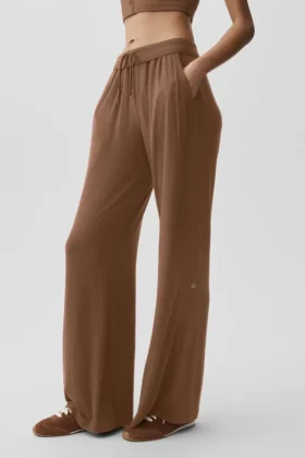 Halbtransparente, zarte Lounge-Hose mit ausgestelltem Bein – Sun Kissed Brown