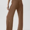 Halbtransparente, zarte Lounge-Hose mit ausgestelltem Bein – Sun Kissed Brown