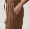 Halbtransparente, zarte Lounge-Hose mit ausgestelltem Bein – Sun Kissed Brown