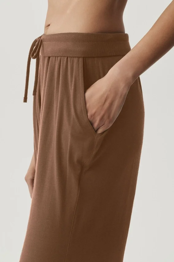 Halbtransparente, zarte Lounge-Hose mit ausgestelltem Bein – Sun Kissed Brown