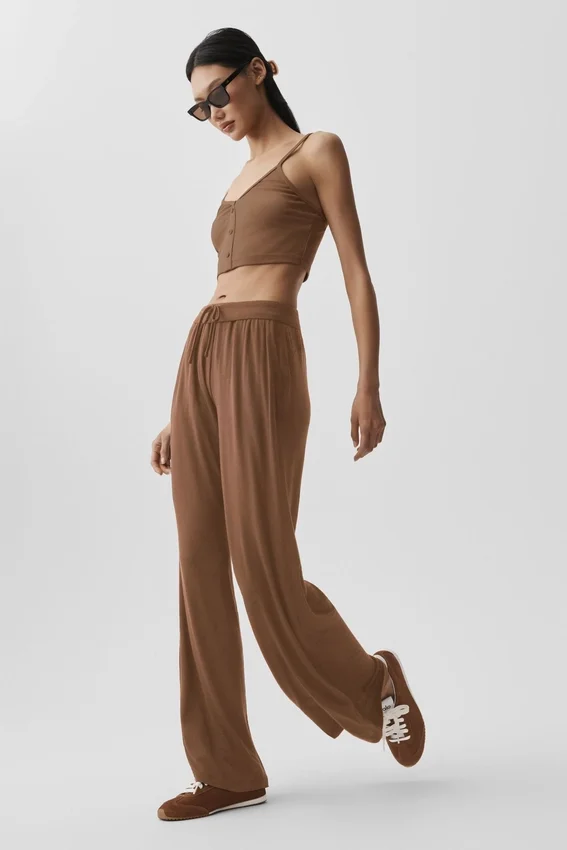 Halbtransparente, zarte Lounge-Hose mit ausgestelltem Bein – Sun Kissed Brown