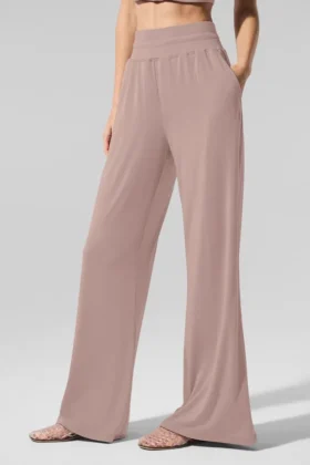 Halbtransparente, zarte Lounge-Hose mit ausgestelltem Bein – Taupe