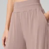 Halbtransparente, zarte Lounge-Hose mit ausgestelltem Bein – Taupe