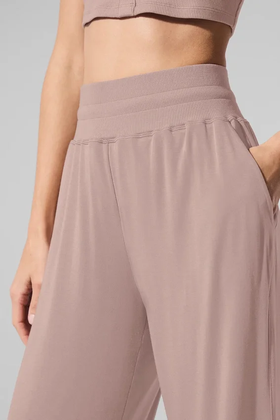 Halbtransparente, zarte Lounge-Hose mit ausgestelltem Bein – Taupe