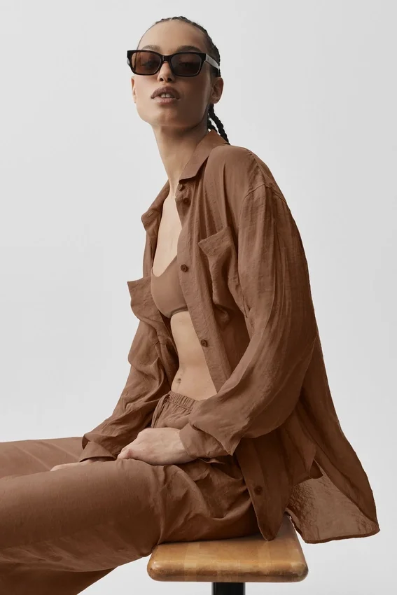 Halbtransparentes „Golden Hour“-Langarmshirt mit Knopfleiste – Sun Kissed Brown