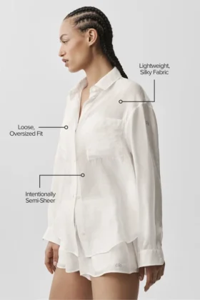 Halbtransparentes „Golden Hour“-Langarmshirt mit Knöpfen – Elfenbein