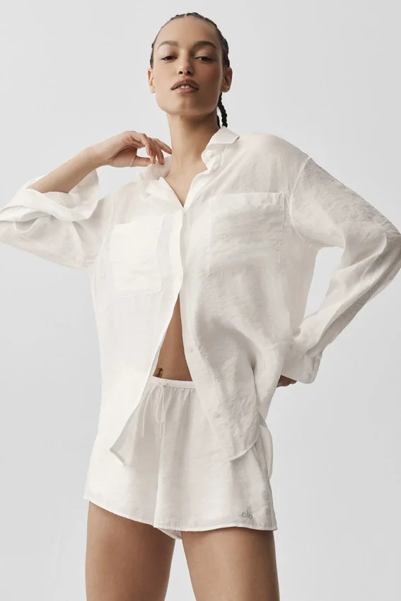 Halbtransparentes „Golden Hour“-Langarmshirt mit Knöpfen – Elfenbein