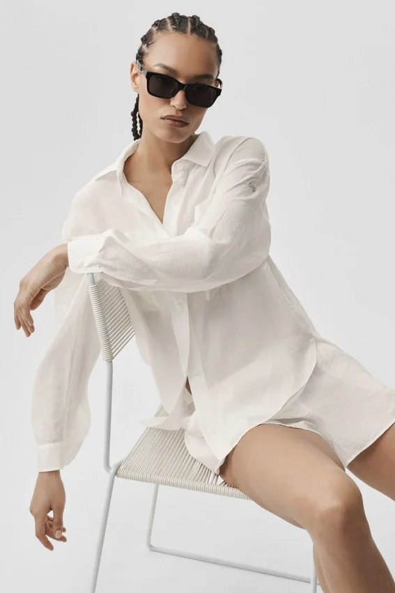 Halbtransparentes „Golden Hour“-Langarmshirt mit Knöpfen – Elfenbein