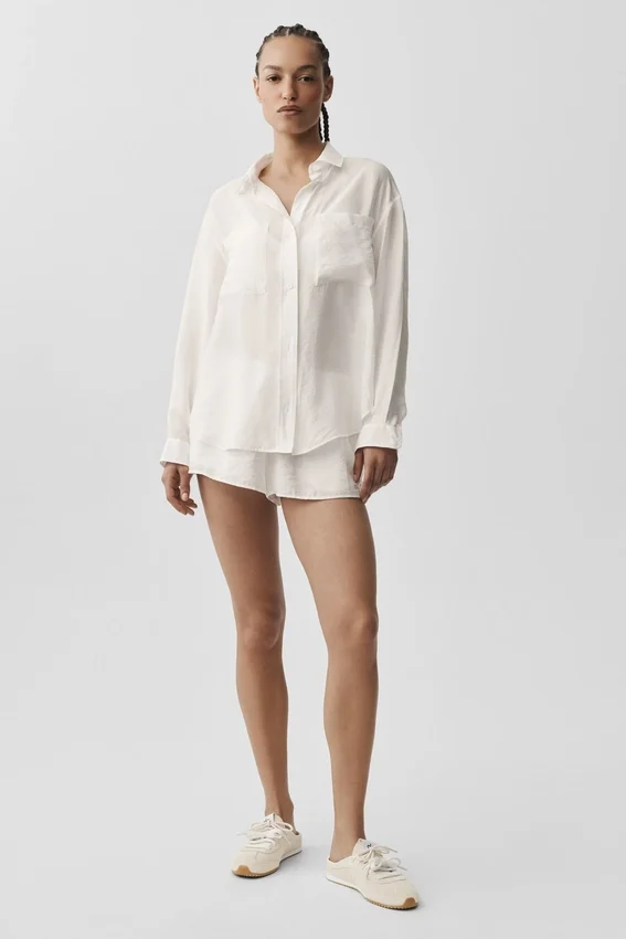 Halbtransparentes „Golden Hour“-Langarmshirt mit Knöpfen – Elfenbein