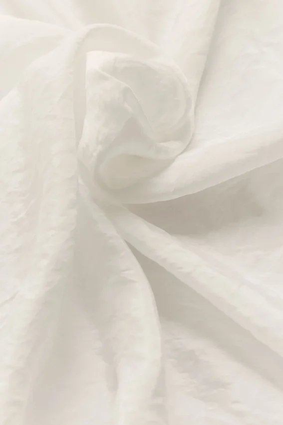 Halbtransparentes „Golden Hour“-Langarmshirt mit Knöpfen – Elfenbein