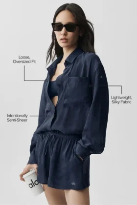 Halbtransparentes „Golden Hour“-Langarmshirt mit Knöpfen – Marineblau