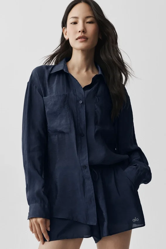 Halbtransparentes „Golden Hour“-Langarmshirt mit Knöpfen – Marineblau