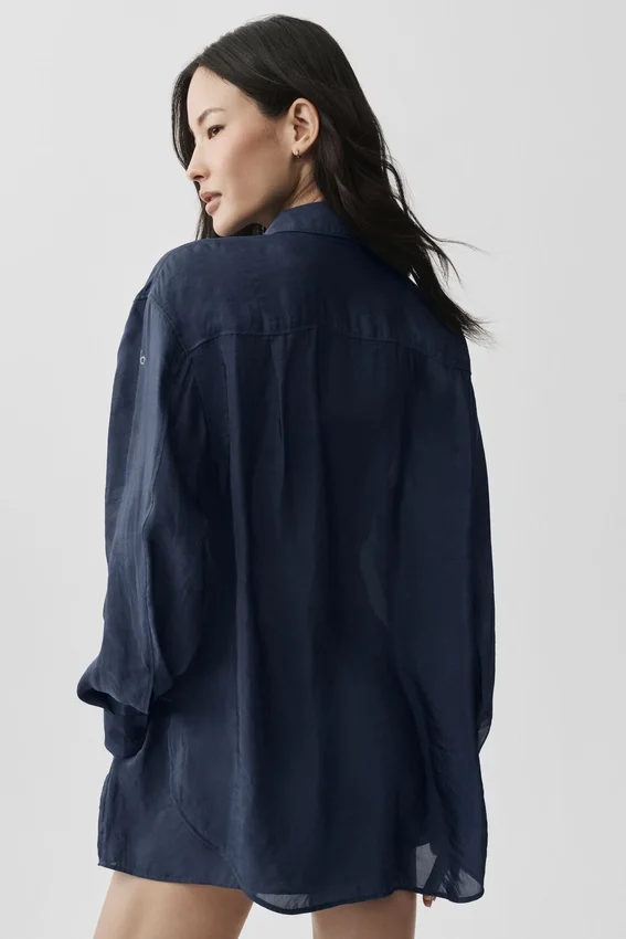 Halbtransparentes „Golden Hour“-Langarmshirt mit Knöpfen – Marineblau