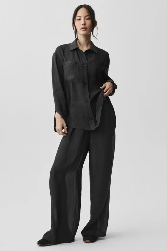 Halbtransparentes „Golden Hour“-Langarmshirt mit Knöpfen – Schwarz