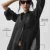 Halbtransparentes „Golden Hour“-Langarmshirt mit Knöpfen – Schwarz