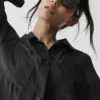 Halbtransparentes „Golden Hour“-Langarmshirt mit Knöpfen – Schwarz