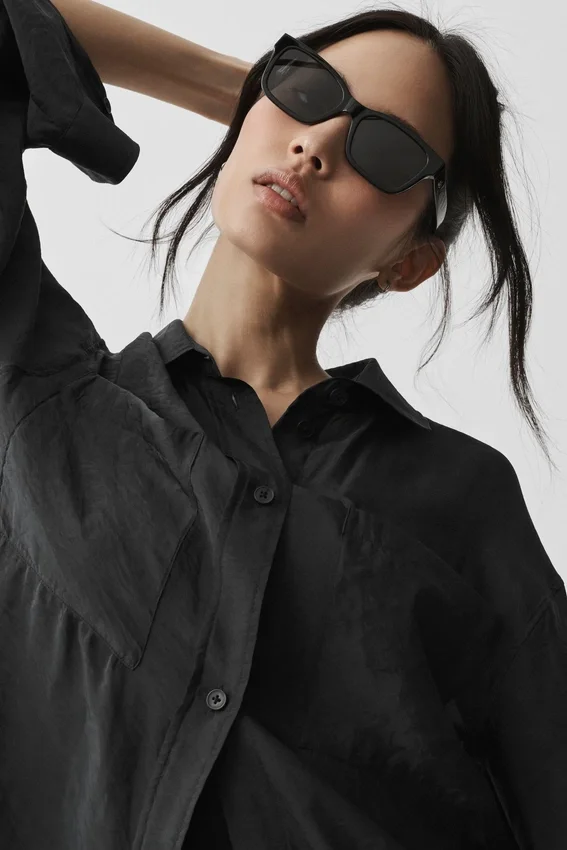 Halbtransparentes „Golden Hour“-Langarmshirt mit Knöpfen – Schwarz