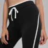 High-Waist Airbrush Caprihose im Race-Pace-Stil – Schwarz/Weiß