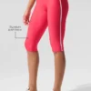 High-Waist Airlift Capri-Hose mit supergeschlankem Schnitt und Kontrastdetails – Candy Red/Weiß
