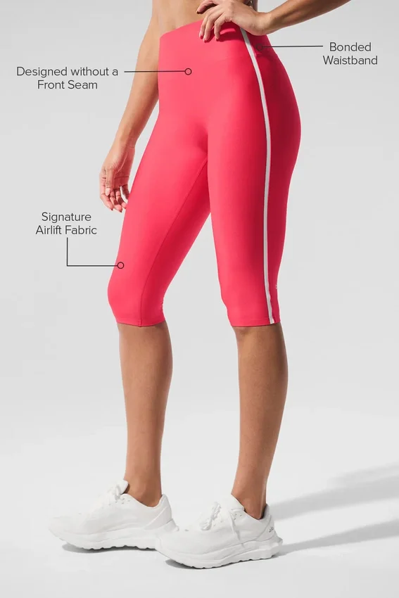 High-Waist Airlift Capri-Hose mit supergeschlankem Schnitt und Kontrastdetails – Candy Red/Weiß