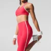 High-Waist Airlift Capri-Hose mit supergeschlankem Schnitt und Kontrastdetails – Candy Red/Weiß