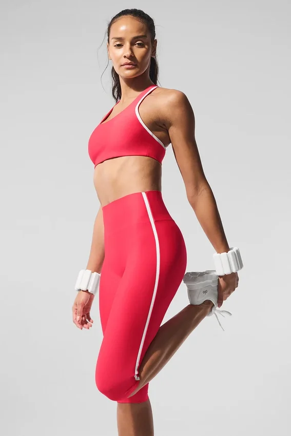 High-Waist Airlift Capri-Hose mit supergeschlankem Schnitt und Kontrastdetails – Candy Red/Weiß