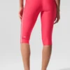 High-Waist Airlift Capri-Hose mit supergeschlankem Schnitt und Kontrastdetails – Candy Red/Weiß