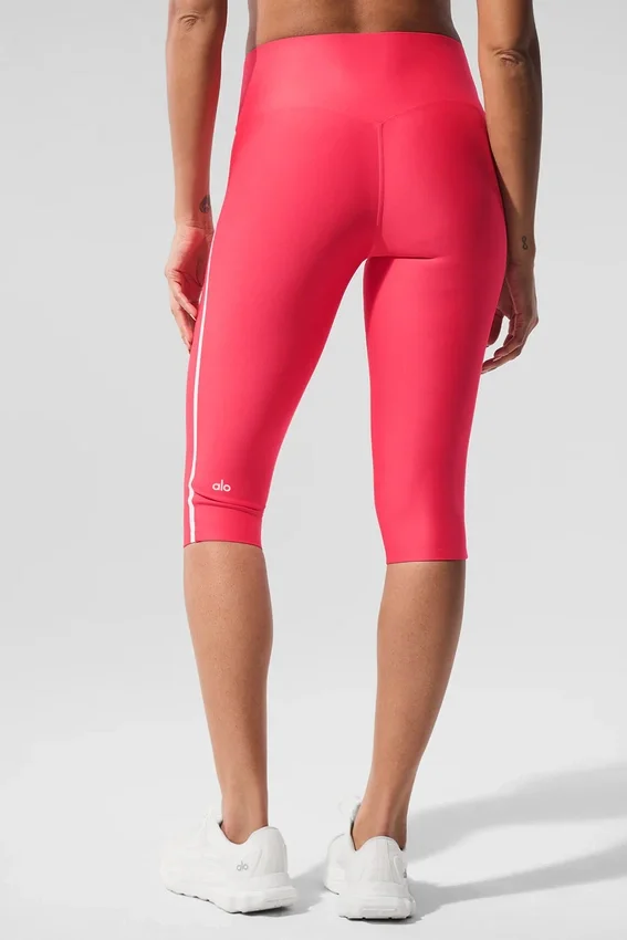 High-Waist Airlift Capri-Hose mit supergeschlankem Schnitt und Kontrastdetails – Candy Red/Weiß