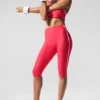 High-Waist Airlift Capri-Hose mit supergeschlankem Schnitt und Kontrastdetails – Candy Red/Weiß