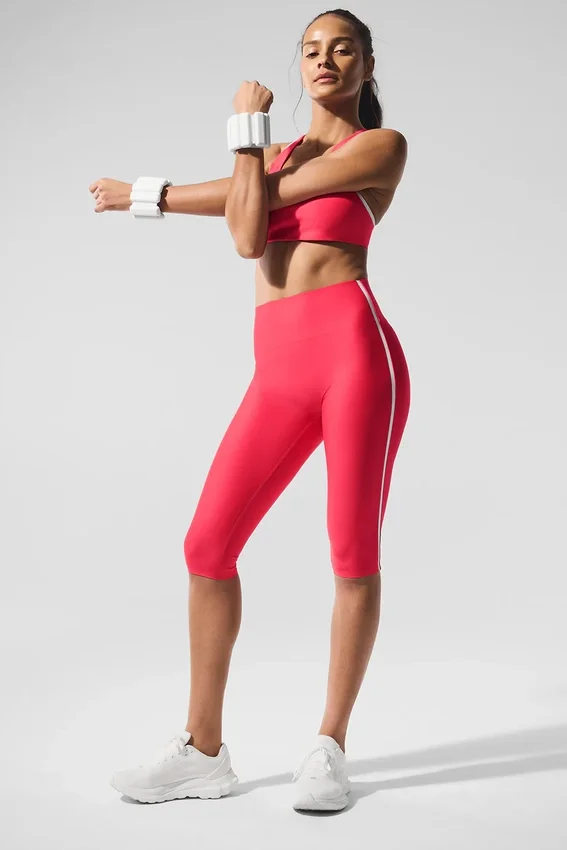 High-Waist Airlift Capri-Hose mit supergeschlankem Schnitt und Kontrastdetails – Candy Red/Weiß
