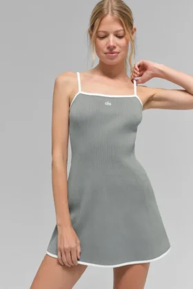 Highline-Kleid aus geripptem Pullover – Lunar Grey/Weiß