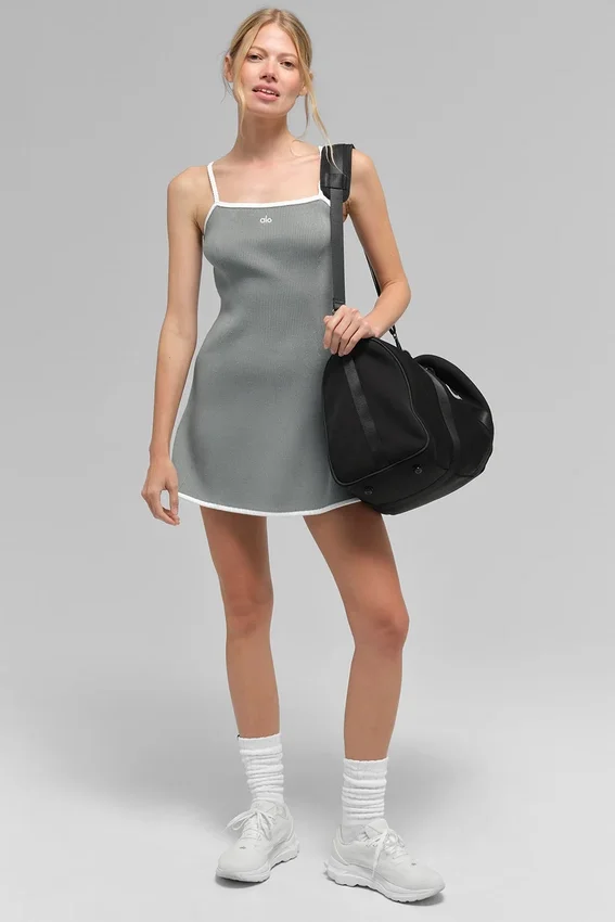 Highline-Kleid aus geripptem Pullover – Lunar Grey/Weiß