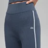 Hoch taillierter, ausgestellt geschnittener Pullover aus geripptem Strick – Bluestone/Weiß