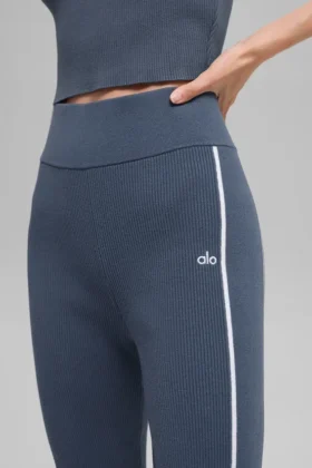 Hoch taillierter, ausgestellt geschnittener Pullover aus geripptem Strick – Bluestone/Weiß