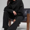 Hoodie mit Nadelstreifen – Schwarze Nadelstreifen