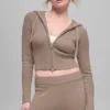 Hoodie „Noble“ aus Wolle und Kaschmir mit Rippbündchen und durchgehendem Reißverschluss – Chai Latte